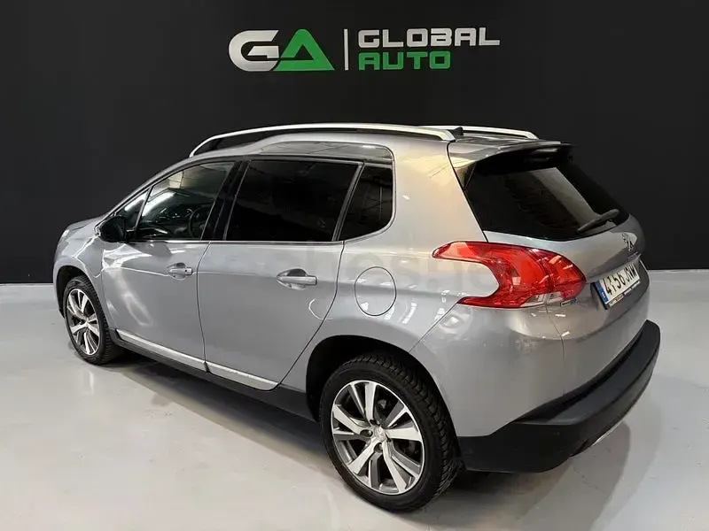 Usado Peugeot 2008 Allure 100 CV (73 kW) 2016 Gris / plata SUV