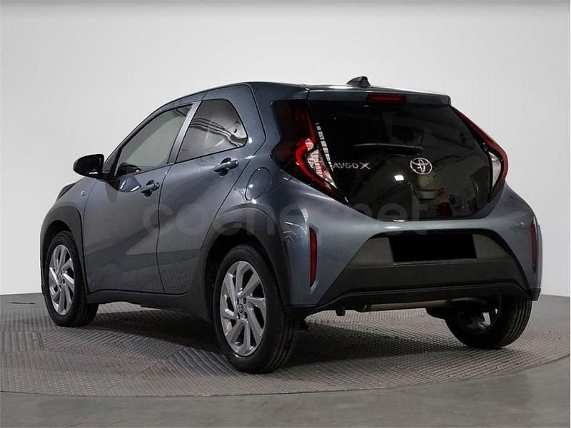 Usado Toyota Aygo X Play 72 CV (52 kW) 2024 Gris / plata SUV