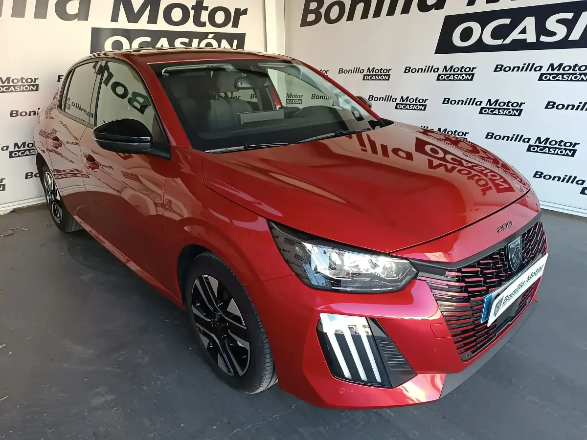 Usado Peugeot 208 Allure 100 CV (73 kW) 2025 Rojo Utilitario