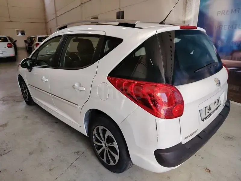 Usado Peugeot 207 Active 95 CV (69 kW) 2012 Blanco Familiar