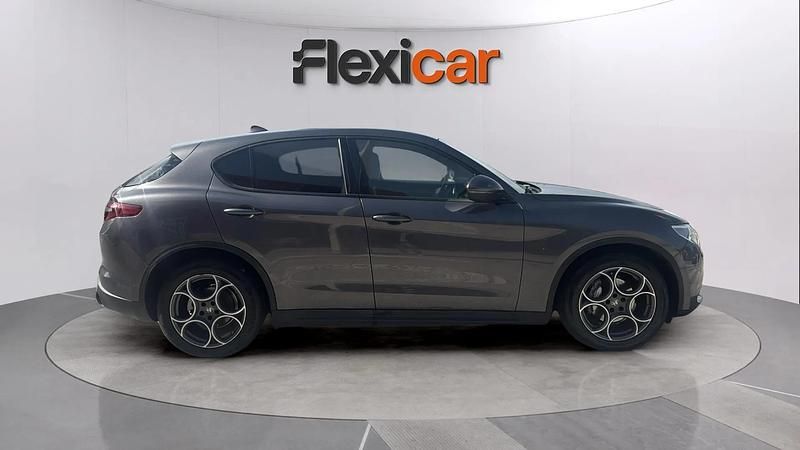 Usado Alfa Romeo Stelvio Sprint 162 CV (119 kW) 2022 Gris SUV