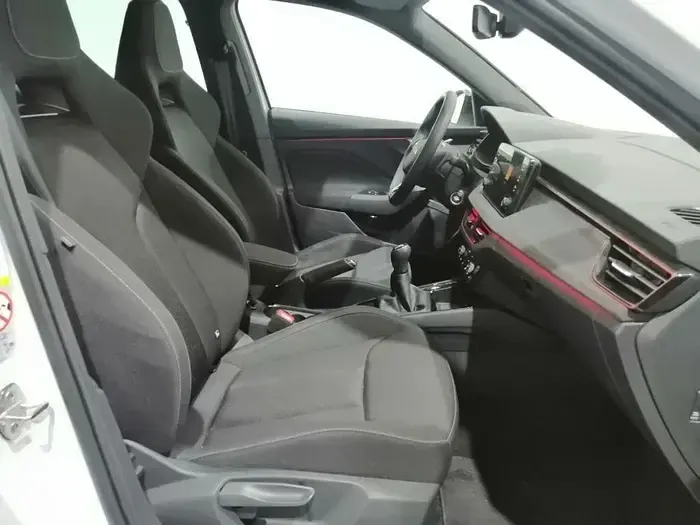 Usado Skoda Kamiq Sport 115 CV (84 kW) 2025 Blanco SUV