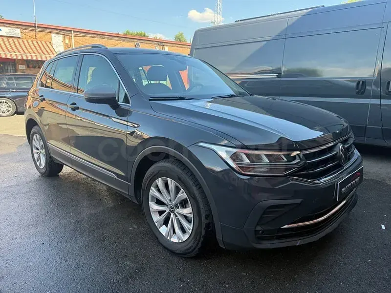Usado VW Tiguan Life 150 CV (110 kW) 2024 Gris / plata SUV