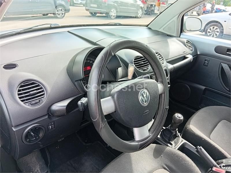 Begagnad VW New Beetle 105 HK (77 kW) 2006 Vit Halvkombi
