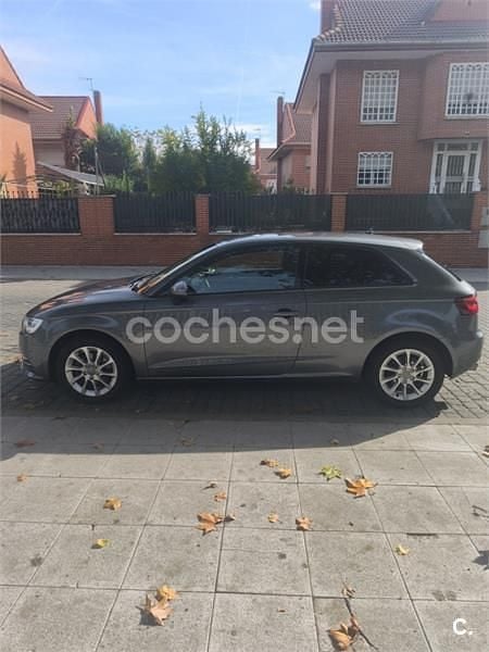 Usado Audi A3 Attraction 125 CV (91 kW) 2013 Gris / plata Berlina