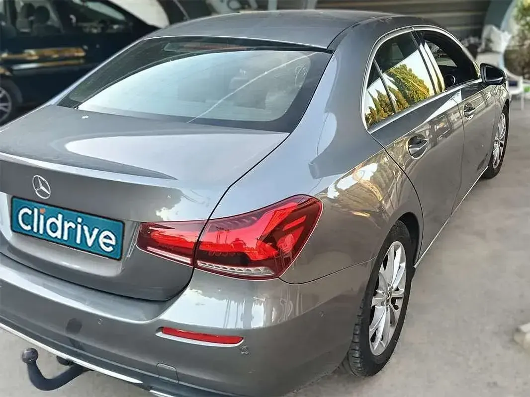 Usado Mercedes A180 116 CV (85 kW) 2020 Gris Utilitario