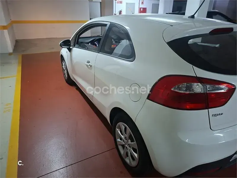 Usado Kia Rio 84 CV (61 kW) 2015 Blanco Berlina