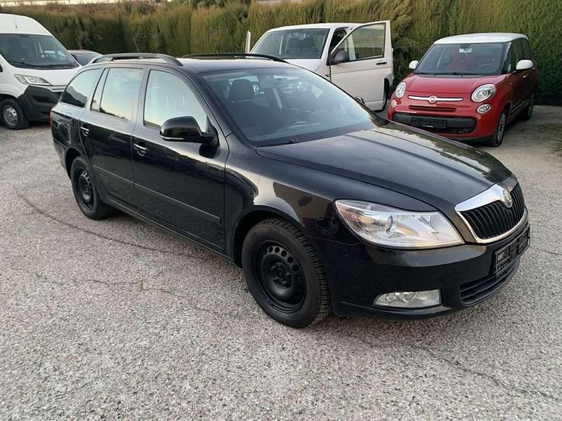 Negro Usado 2013 Skoda Octavia Elegance Utilitario | 3950 € - Imagen 1/4