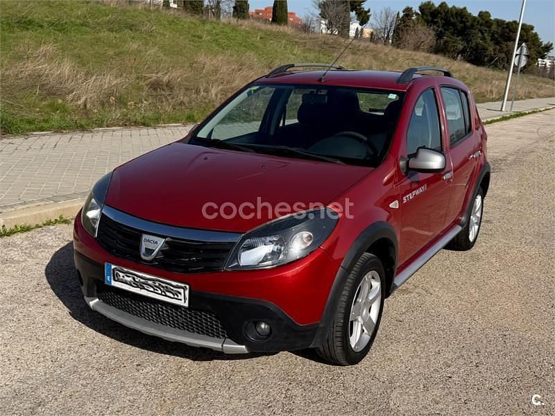Usado Dacia Sandero Stepway 90 HP (66 kW) 2012 Vermelho Sedan