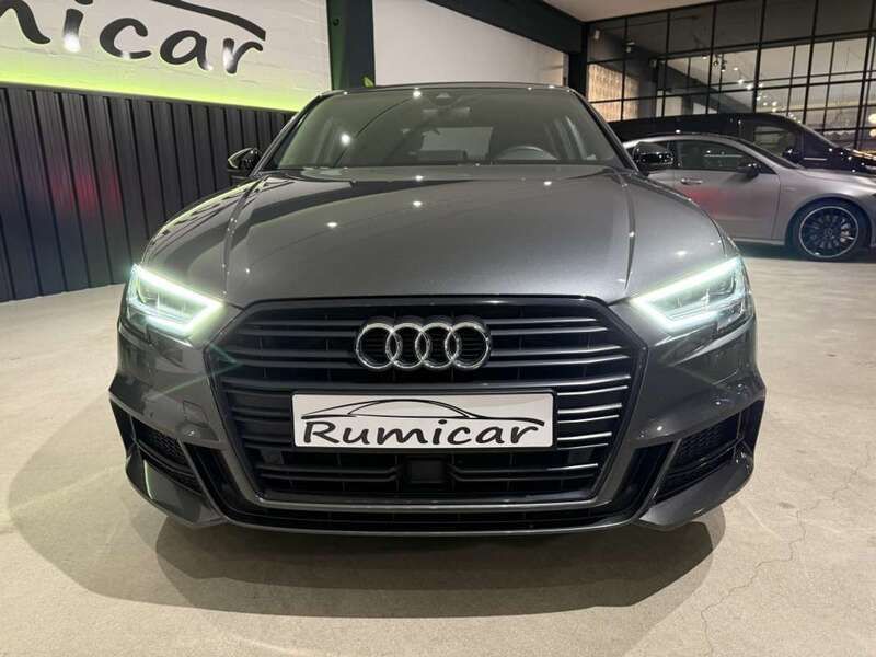 Usado Audi A3 Black Edition 150 CV (110 kW) 2019 Gris Berlina
