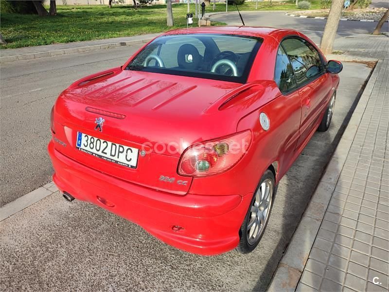 Usado Peugeot 206 CC 110 CV (80 kW) 2005 Rojo Descapotable