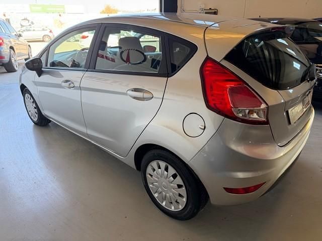 Usado Ford Fiesta Trend 95 CV (69 kW) 2015 Gris Utilitario