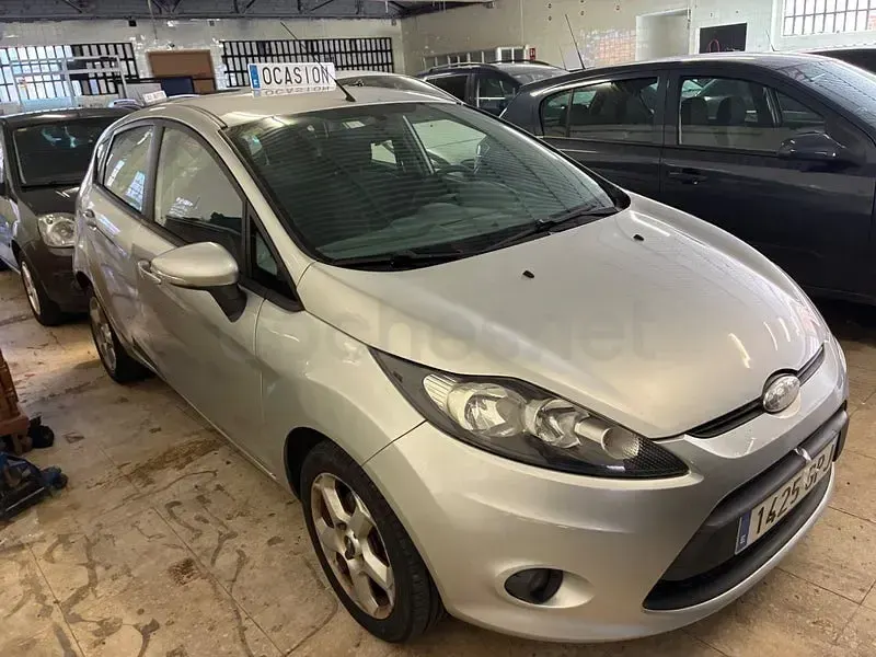 Usado Ford Fiesta Trend 68 CV (50 kW) 2010 Gris / plata Berlina