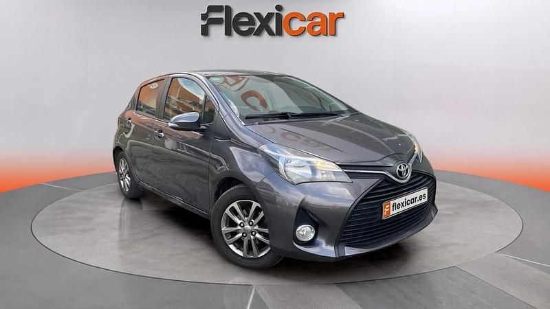 Usado Toyota Yaris Active 69 CV (50 kW) 2017 Gris Utilitario