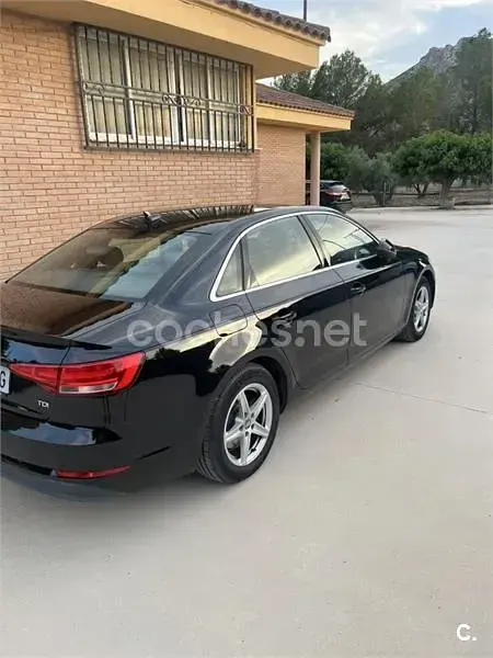 Usado Audi A4 150 CV (110 kW) 2018 Negro Berlina