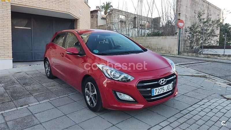 Usado Hyundai i30 Style 135 CV (99 kW) 2016 Granate Berlina