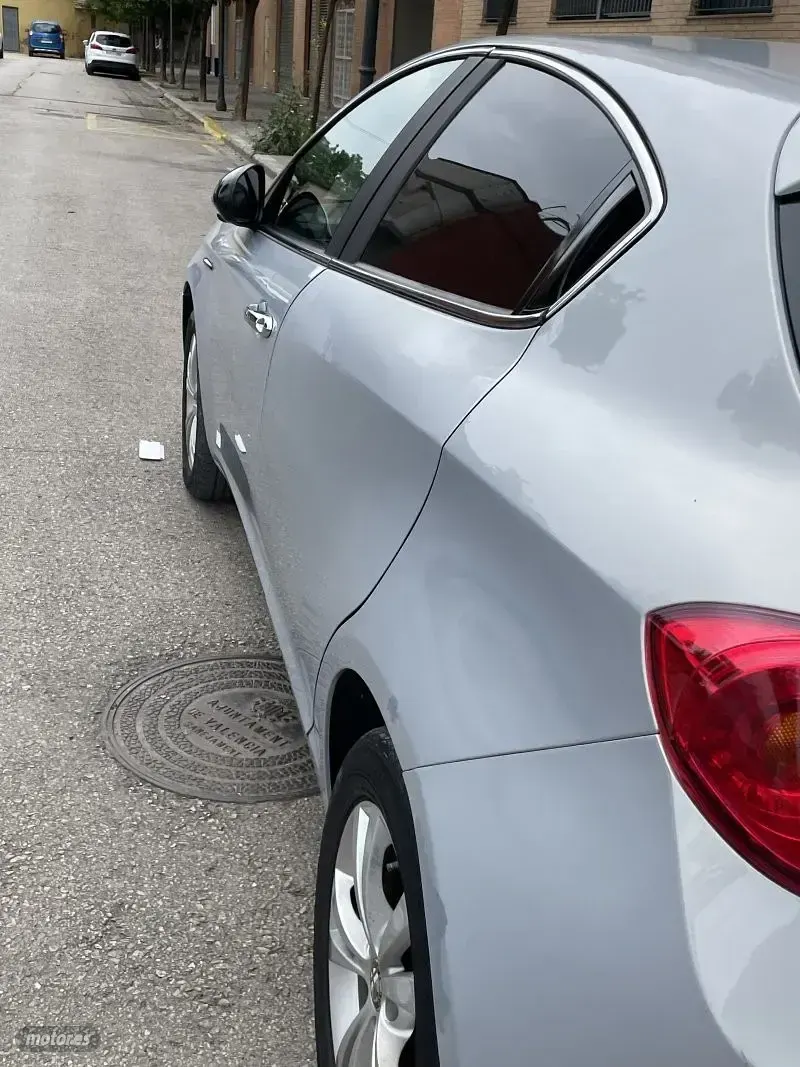 Usado Alfa Romeo Giulietta Distinctive 105 CV (77 kW) 2014 Gris / plateado Utilitario