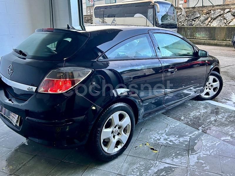 Usado Opel Astra GTC Sport 105 CV (77 kW) 2005 Negro Berlina