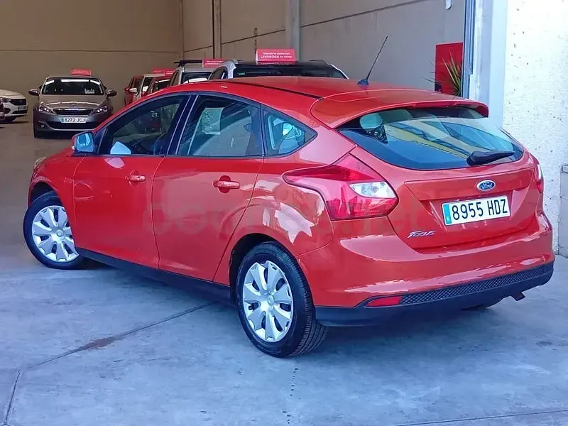 Usado Ford Focus Trend 125 CV (91 kW) 2011 Naranja Utilitario