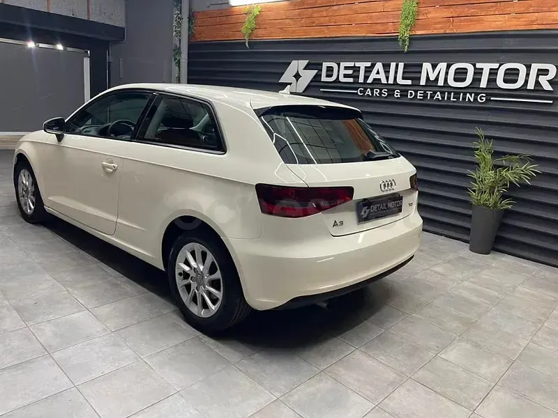 Usado Audi A3 Attraction 105 CV (77 kW) 2013 Blanco Berlina
