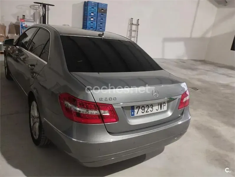 Usado Mercedes E200 Avantgarde 136 CV (100 kW) 2009 Gris / plata Berlina