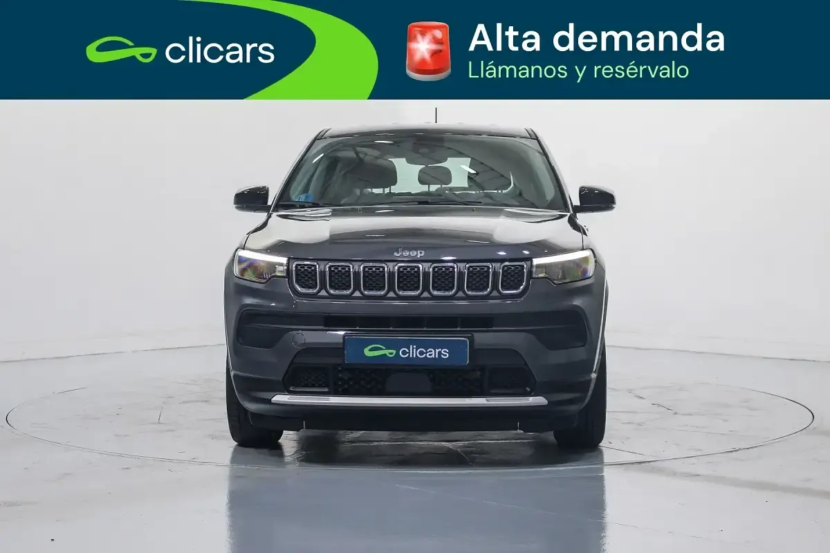 Usado Jeep Compass Altitude 130 CV (95 kW) 2025 Gris / plata SUV