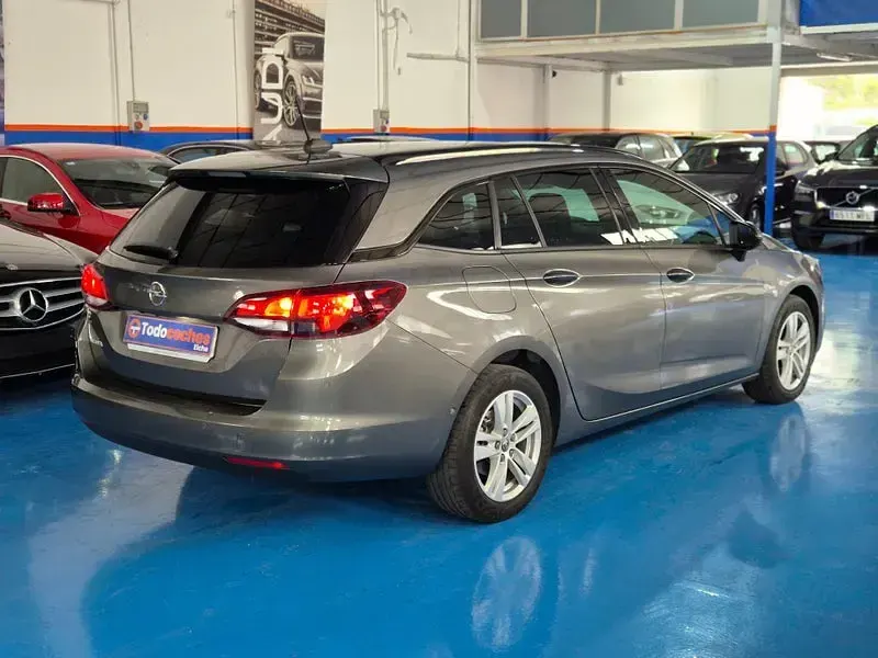 Usado Opel Astra Ultimate 145 CV (106 kW) 2020 Gris / plata Familiar