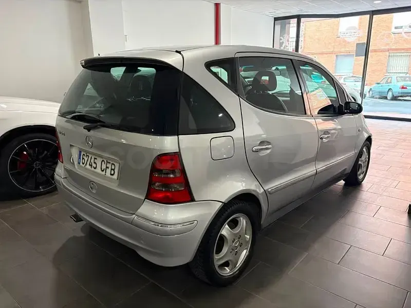 Usado Mercedes A160 Elegance 102 CV (75 kW) 2003 Gris / plata Utilitario