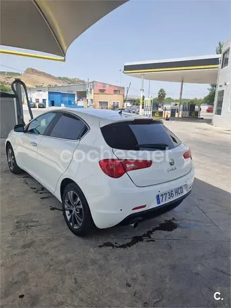 Usado Alfa Romeo Giulietta Distinctive 120 CV (88 kW) 2011 Blanco Utilitario