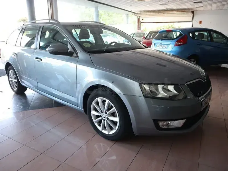 Usado Skoda Octavia Active 105 CV (77 kW) 2014 Gris / plata Familiar
