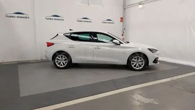 Usado Seat Leon Style 115 CV (84 kW) 2021 Blanco Berlina