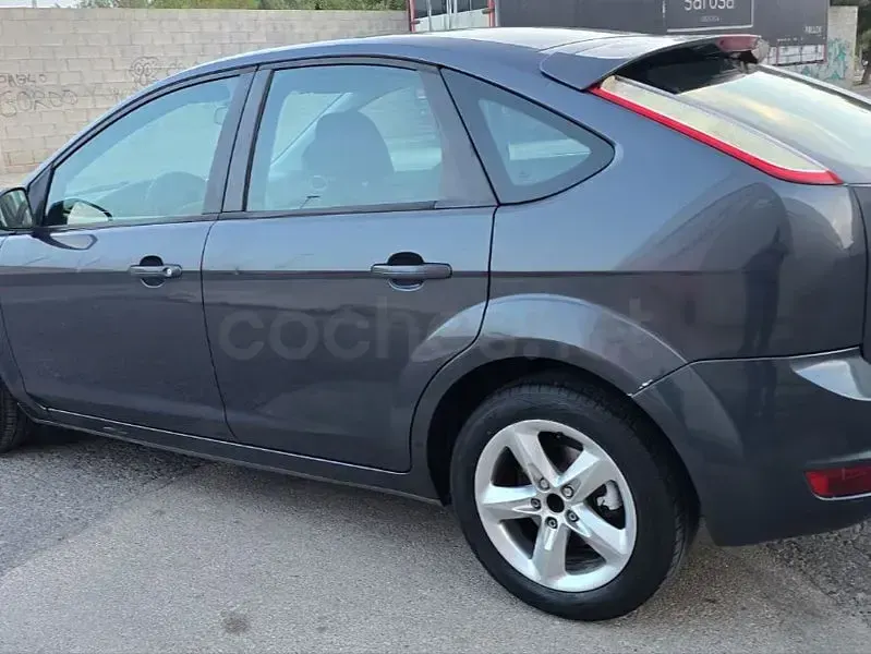Usado Ford Focus Titanium 109 CV (80 kW) 2010 Gris / plata Berlina