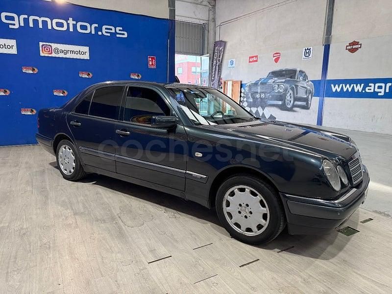 Usado Mercedes E300 Elegance 177 CV (130 kW) 1998 Azul Berlina