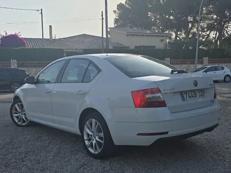 Usado Skoda Octavia Style 110 CV (80 kW) 2017 Blanco Berlina