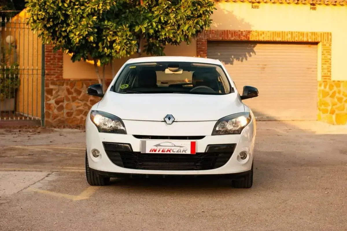 Usado Renault Mégane III Dynamique 106 CV (77 kW) 2011 Blanco Utilitario