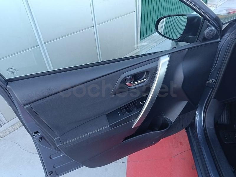 Usado Toyota Auris 124 CV (91 kW) 2015 Azul Berlina