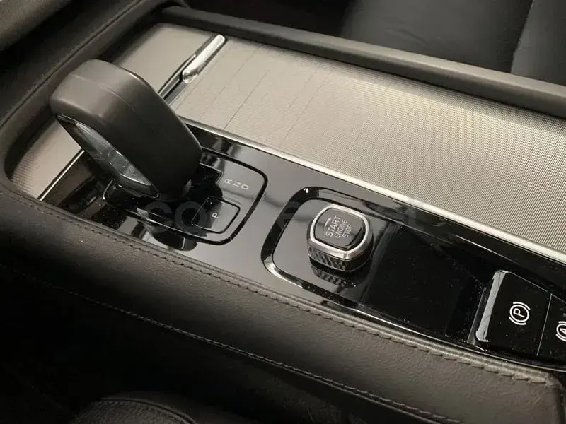 Usado Volvo XC90 Core 455 CV (334 kW) 2024 Gris / plata SUV