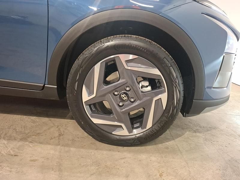 Usado Hyundai Bayon Blackline 100 CV (73 kW) 2025 Azul vibrant (techo negro) SUV