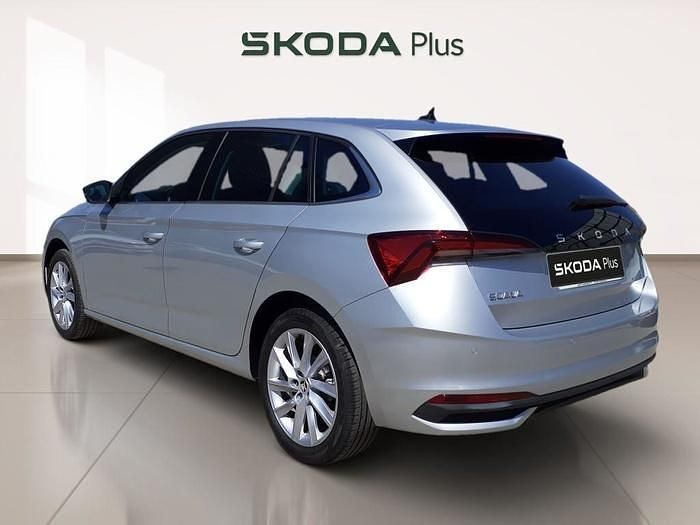 Gris / plateado Usado 2024 Skoda Scala Selection Utilitario | 21.490 € (Un poco caro) - Imagen 1/4
