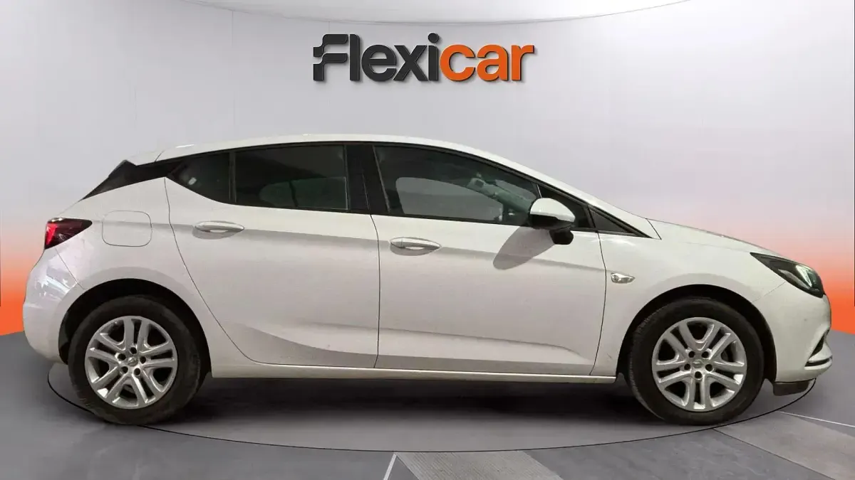 Usado Opel Astra Selective 110 CV (80 kW) 2019 Blanco Berlina