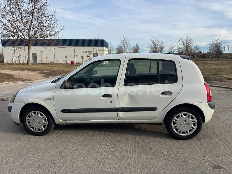 Usado Renault Clio II 65 CV (47 kW) 2005 Blanco Berlina