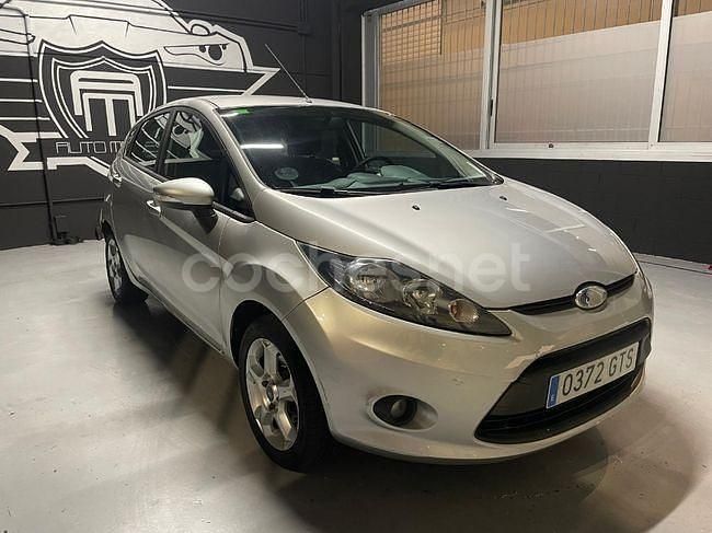 Usado Ford Fiesta Trend 82 CV (60 kW) 2010 Gris / plata Berlina