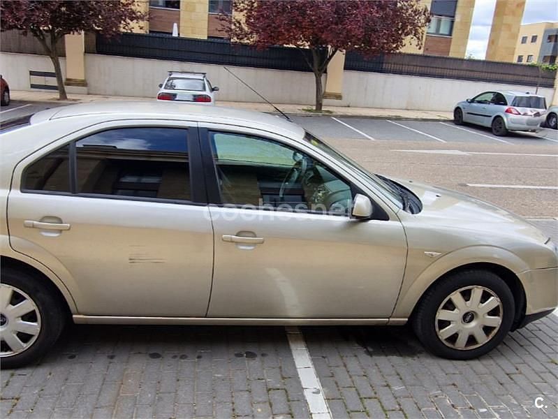Usado Ford Mondeo Trend 115 CV (84 kW) 2005 Beige Berlina