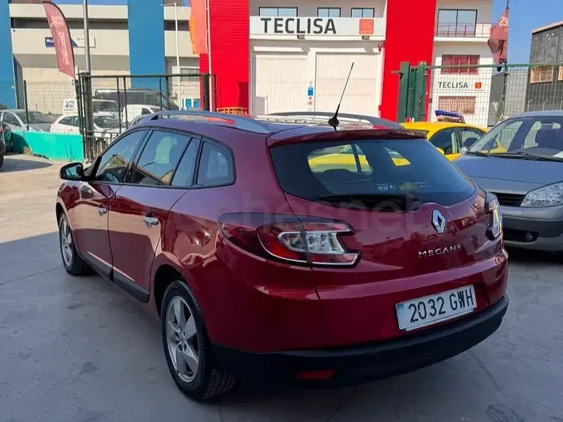 Usado Renault Mégane GrandTour Dynamique 110 CV (80 kW) 2010 Granate Familiar