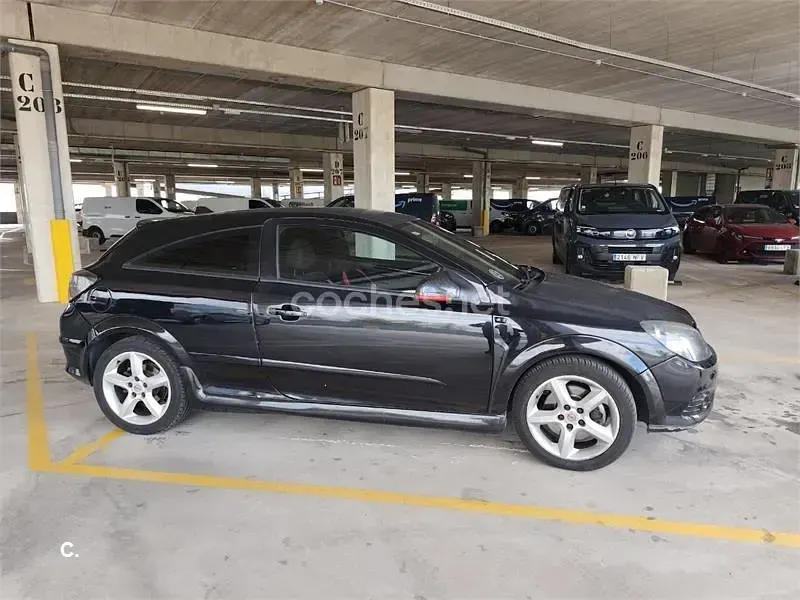 Usado Opel Astra GTC Sport 120 CV (88 kW) 2007 Negro Berlina