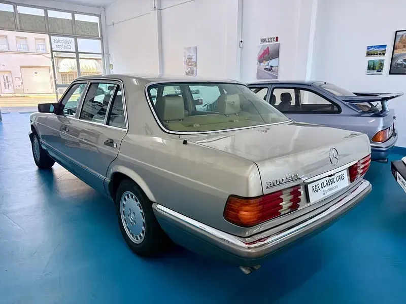 Usado Mercedes 260 188 CV (138 kW) 1986 Gris / plata Berlina