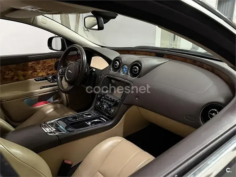 Usado Jaguar XJ Luxury 275 CV (202 kW) 2013 Negro Berlina