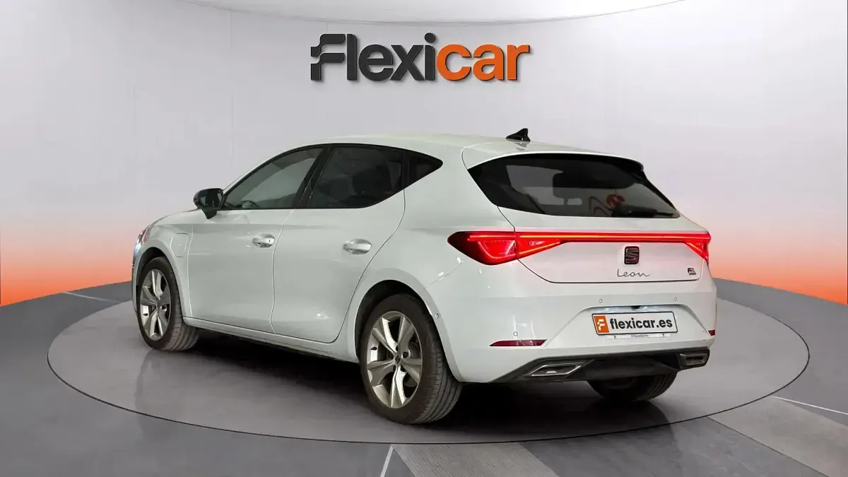 Usado Seat Leon FR 204 CV (150 kW) 2023 Blanco Berlina