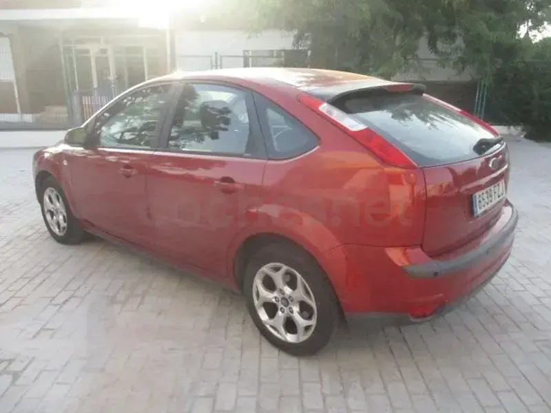 Usado Ford Focus Trend 90 CV (66 kW) 2008 Granate Berlina