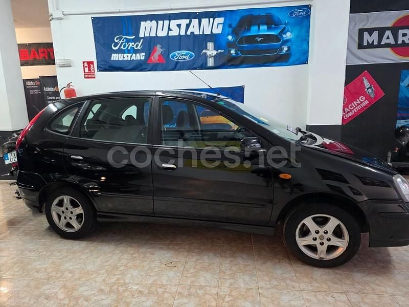 Usado Nissan Almera Tino Acenta 116 CV (85 kW) 2005 Negro Monovolumen